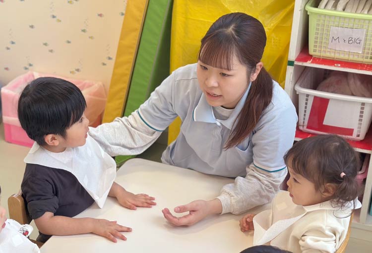 机に座ってお話
