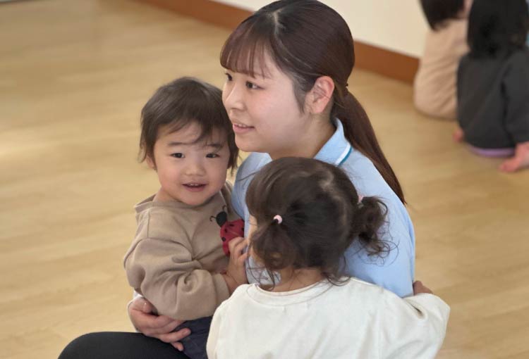 両手に子どもたちを抱っこ