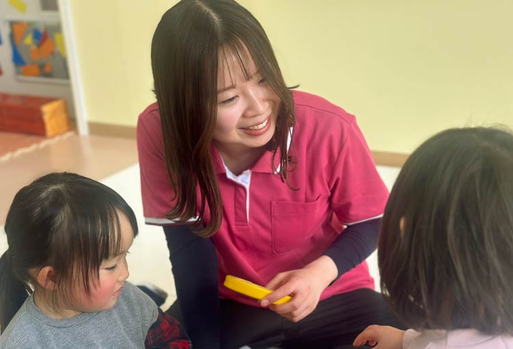 子ども達と一緒に遊び